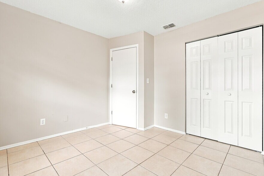 Building Photo - 948 16th Ln