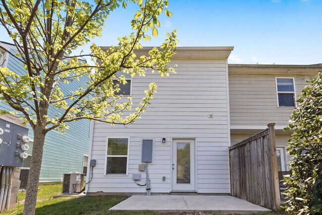 Building Photo - Luxury End-Unit Townhome Near 386 & Long Hollow Pike | Designer Finishes, Prime Location & Mainte...