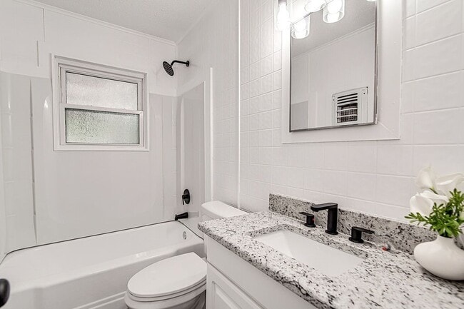 Building Photo - 541 NW Lorna St