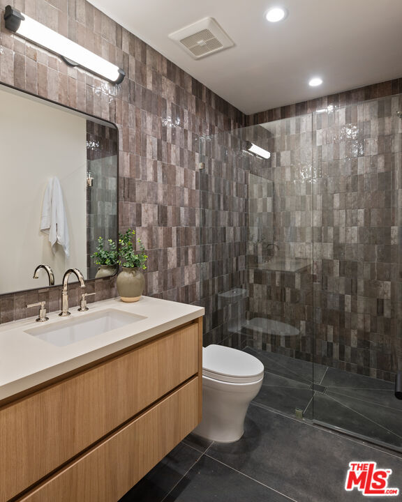 Building Photo - 565 Toyopa Dr