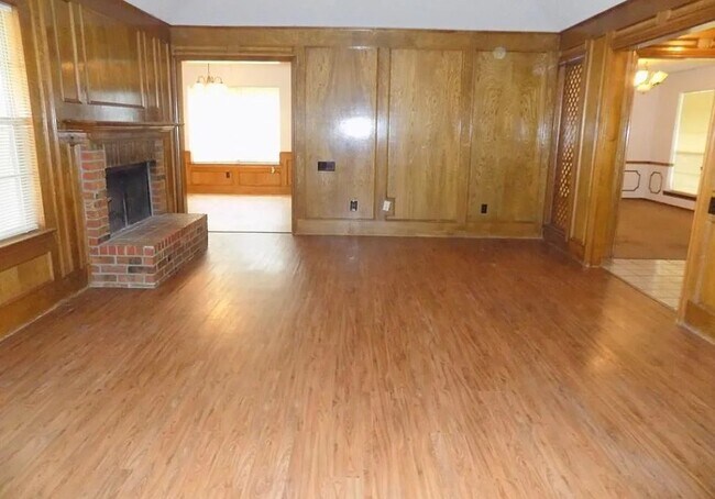 Building Photo - 513 Woodhollow Dr