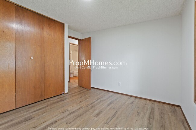 Building Photo - 5870 SW 192nd Ave