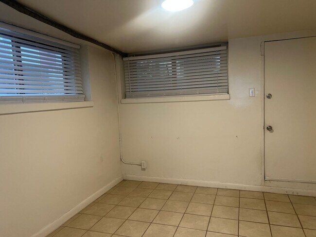 Building Photo - Vine1757