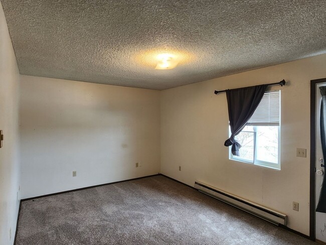 Building Photo - Affordable 3 Bdrm TownHome-West Side!