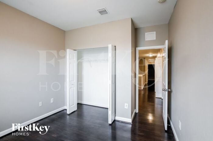 Building Photo - 300 NE 36th Avenue Rd