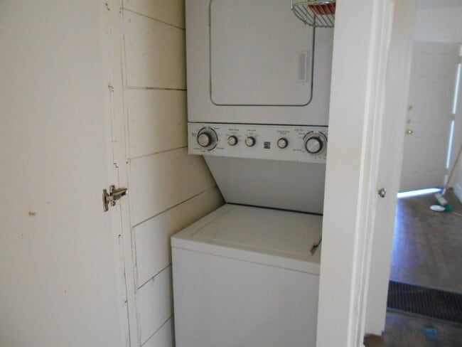 Building Photo - Pre-Leasing for Summer/Fall 2026 - 2/1 with hardwood floors