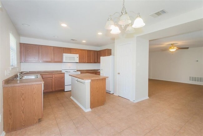 Building Photo - 505 Paseo Grand Dr