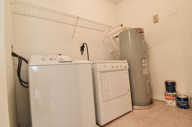 Building Photo - Beautiful 3 Bedroom 2.5 Bath 2 Story Key W...