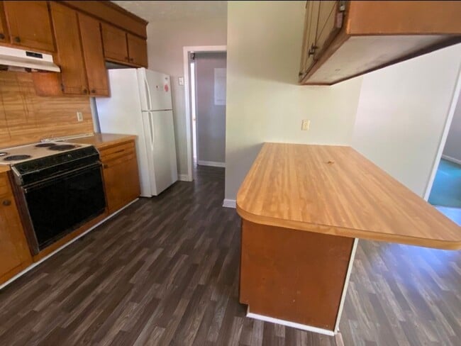 Primary Photo - 3 bedroom with 2 bath brick home located i...