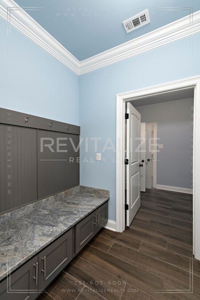 Building Photo - HALF-DEPOSIT SPECIAL! Stunning Luxury Home in Silverhill with Huge Diamond Shaped Backyard!