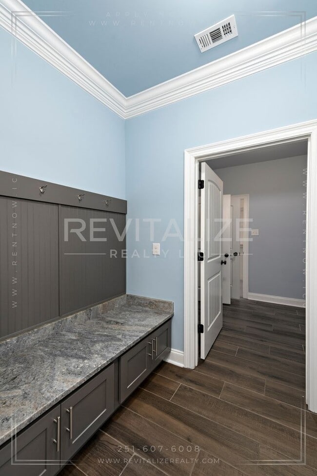 Building Photo - Stunning Luxury Home in Silverhill with Hu...