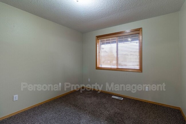 Building Photo - 902 N 15th Ct