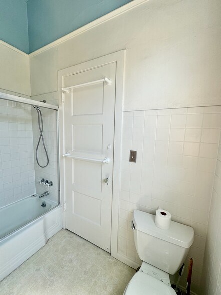 Bathroom - 1910 Union St