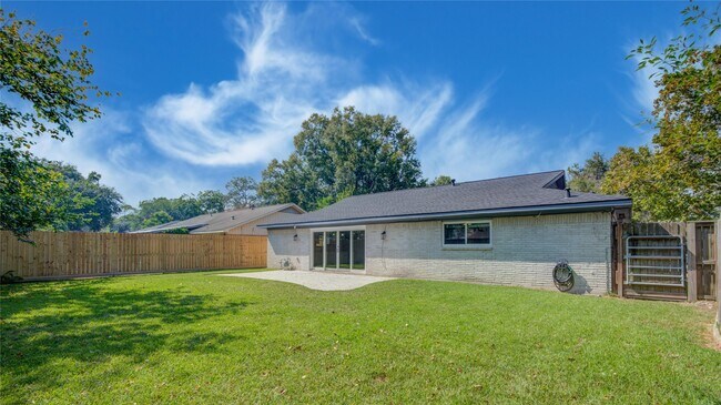 Building Photo - 966 Redway Ln