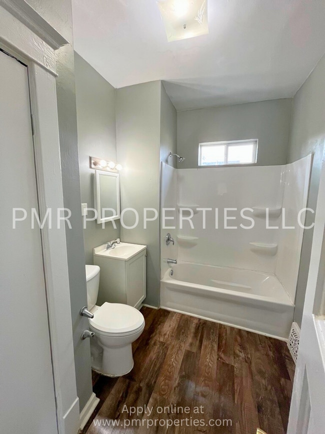 Building Photo - 3 Bedrooms/1 Bathroom House