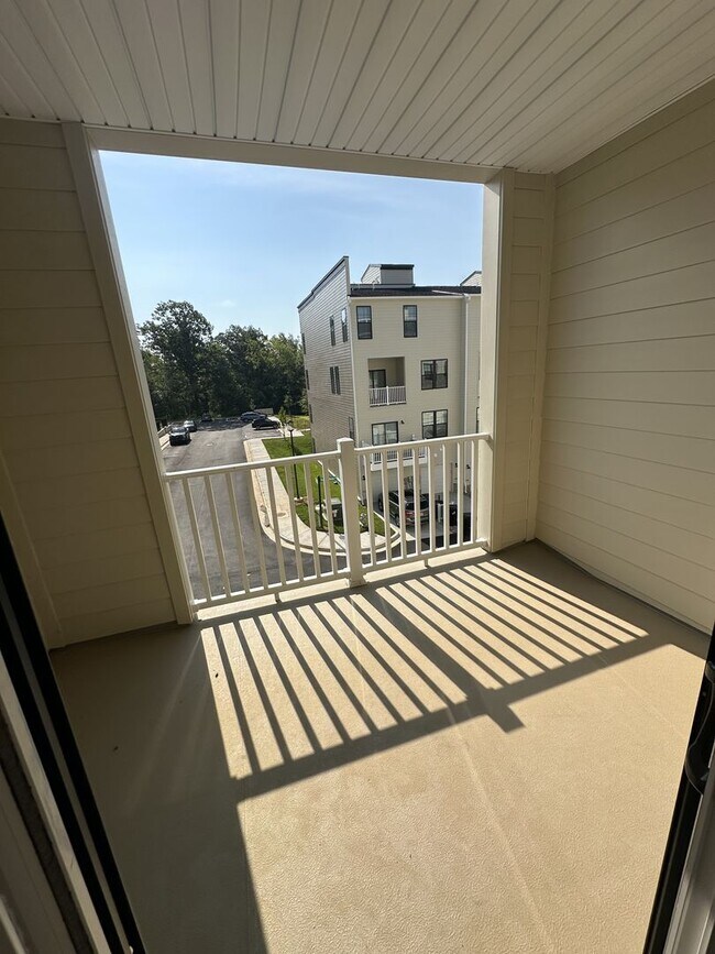 Building Photo - For Rent: Luxurious Short Pump Condo at Ga...