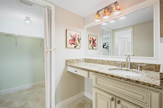 Building Photo - 803 Clubhouse Cir