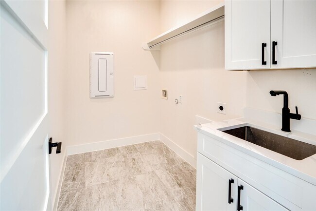 Building Photo - Open concept home with luxury finishes