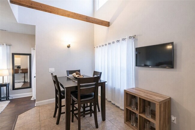 Building Photo - 1123 S Tottenham Ct