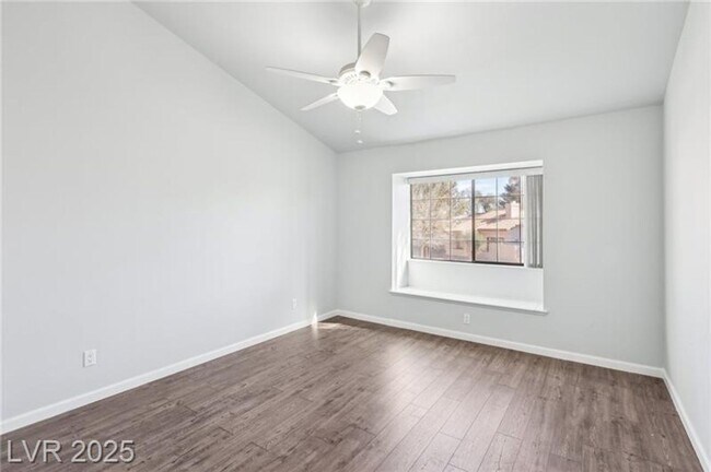 Building Photo - SPACIOUS 3BEDROOM SINGLE STORY TOWNHOME IN...