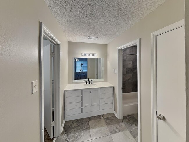 Building Photo - 1017 Hawkview Dr