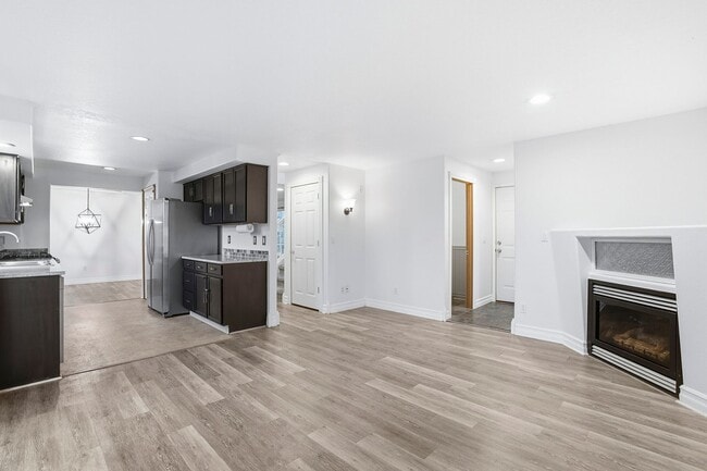 Building Photo - 10931 SE Henderson Dr