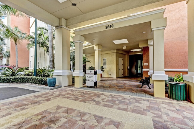 Building Photo - 2640 Lake Shore Dr