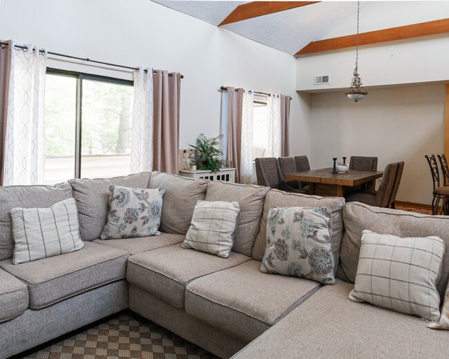 Building Photo - 10 Longstream Ct