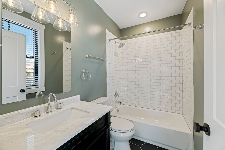 Building Photo - 423 Quincy St NW