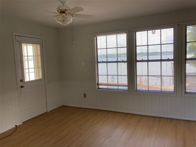 Building Photo - 554 Harbor Dr