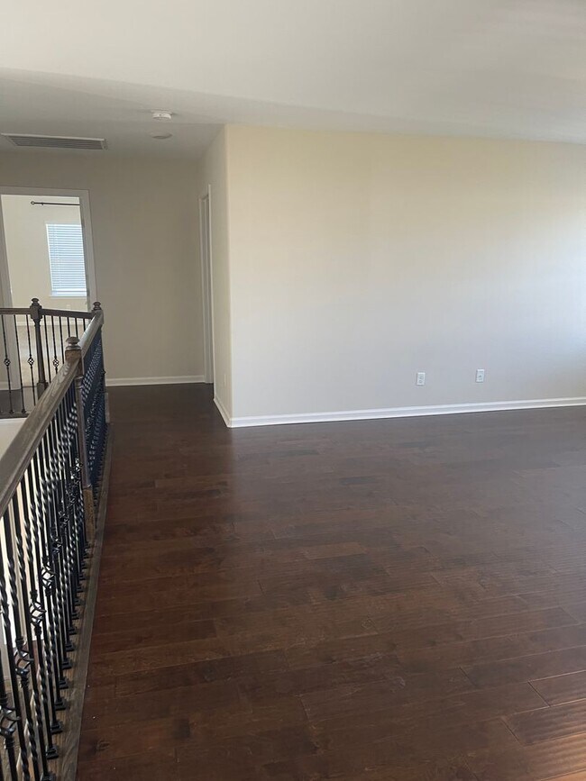 Building Photo - Stunning well kept 4 bed/ 3 bath home!