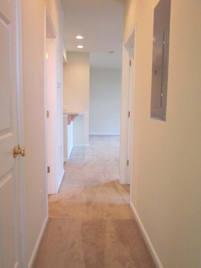 Building Photo - 655 Woodbrook Dr
