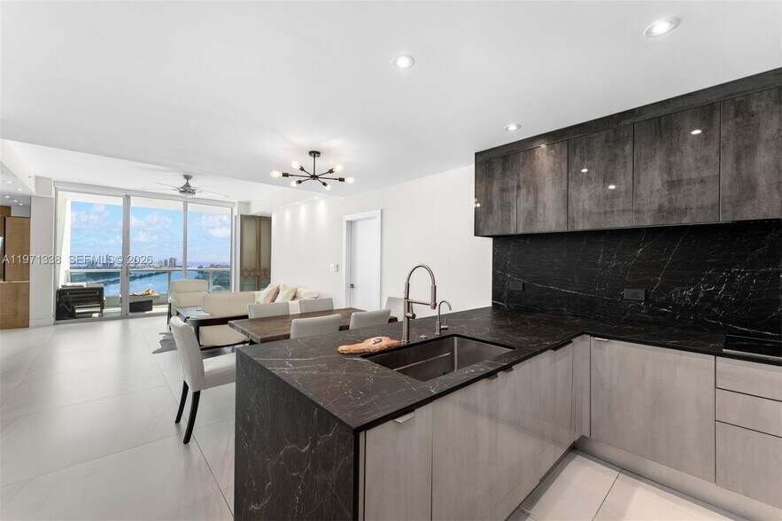 Building Photo - 900 Biscayne