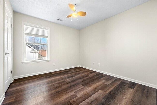Building Photo - 3300 Northcliff Dr