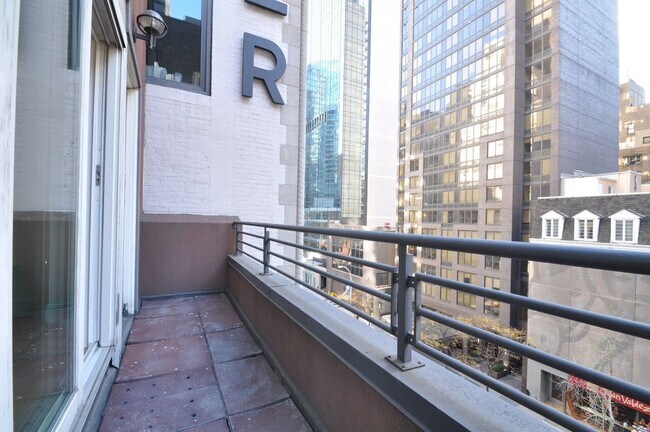 Building Photo - 143 E 57th St