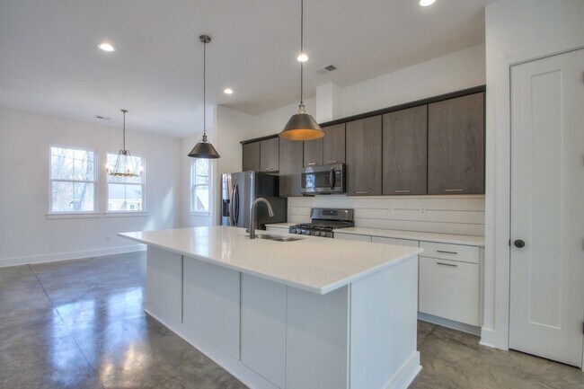 Building Photo - 904 Burchwood Ave