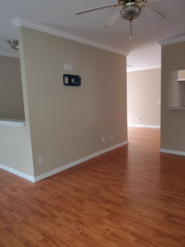 Building Photo - Beautiful 2 Bedroom 2 Bath Available 10/10...