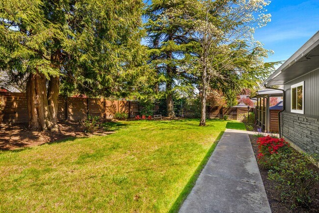 Building Photo - Elegant 3 Bed, 2.5 Bath Home in Northeast ...
