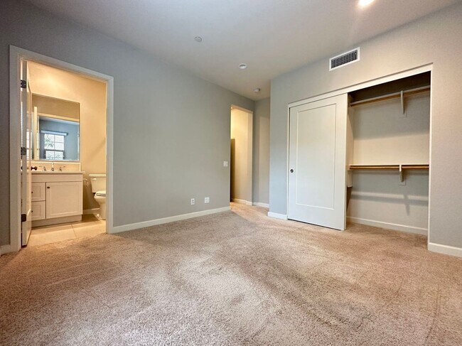 Building Photo - 4 BEDROOM HOME FOR LEASING IN Irvine