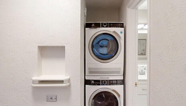 Building Photo - 1190 Clermont St