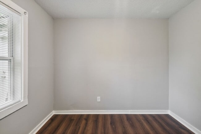 Building Photo - Large 3BR/1BA Near Ardsley Park House For Rent