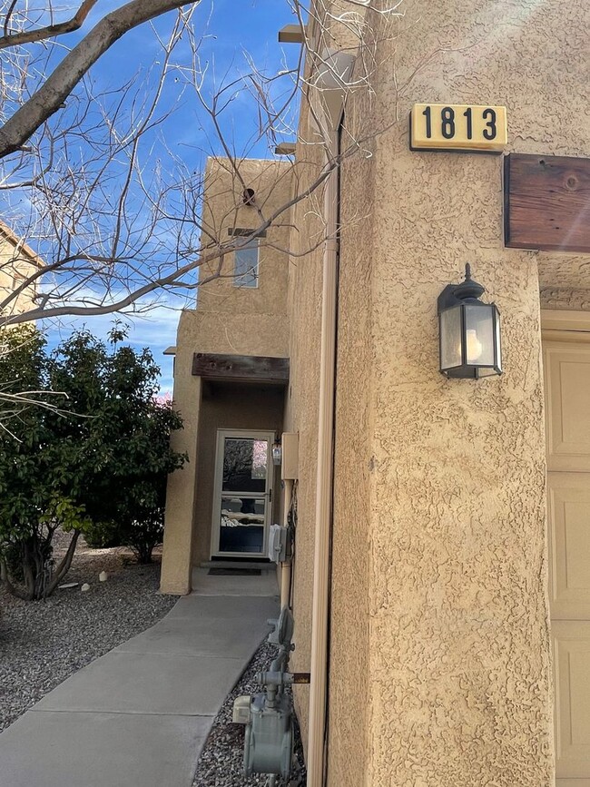 Building Photo - 2 bed 2.5 bath townhome located in a Gated...