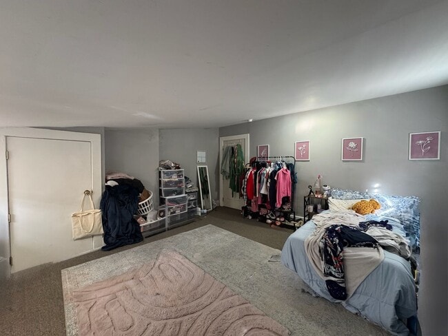 Building Photo - 7 bedroom/ 3bath Mins. from UC + Med Campu...