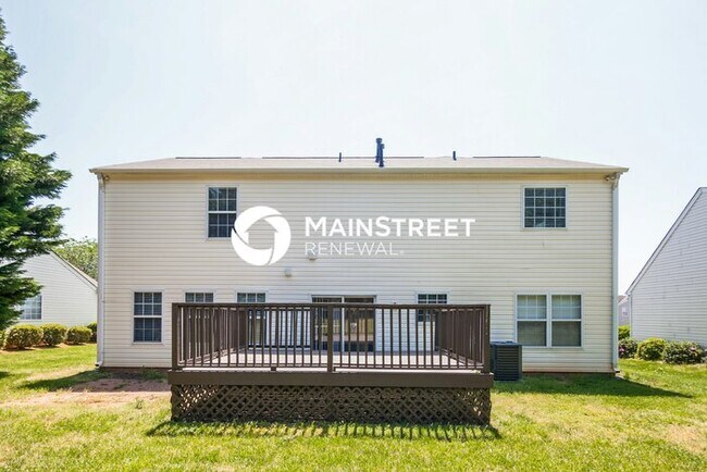 Building Photo - 4 Bedroom Pet-Friendly Home in Charlotte, NC with Main Street Renewal