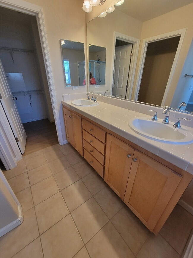 Building Photo - Gorgeous Condo in the heart of Folsom Community