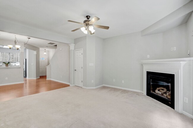 Building Photo - Cute and cozy townhome in Camden Park