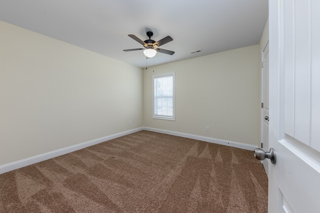 Building Photo - 150 Finch Ln