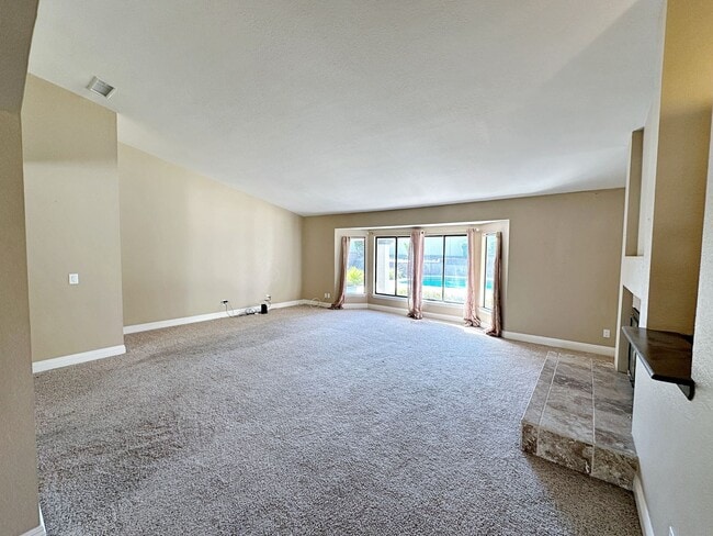 Building Photo - Green Valley Luxury Single Story: Pool, Putting Green, 4 Bedrooms, SOLAR!