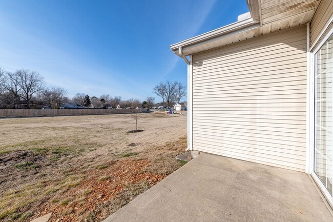 Building Photo - Remodeled 2 Bedroom Duplex in Rogers AR – Pet Friendly, Private Community
