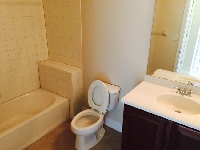 Building Photo - Luxurious 3 bed 2 bath condo with Great View in Toscana!!!